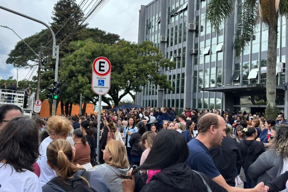 Servidores de Ponta Grossa paralisam em frente à Prefeitura e cobram reajuste salarial