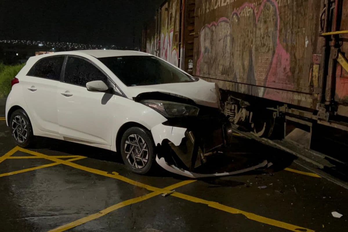 Carro é atingido por trem na Avenida Monteiro Lobato em Ponta Grossa