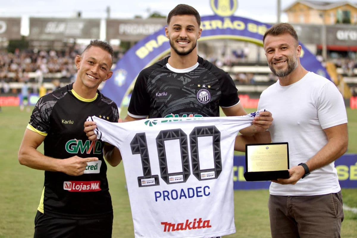 Operário Ferroviário presta homenagem a Vinicius Diniz pelos 100 jogos com a camisa alvinegra