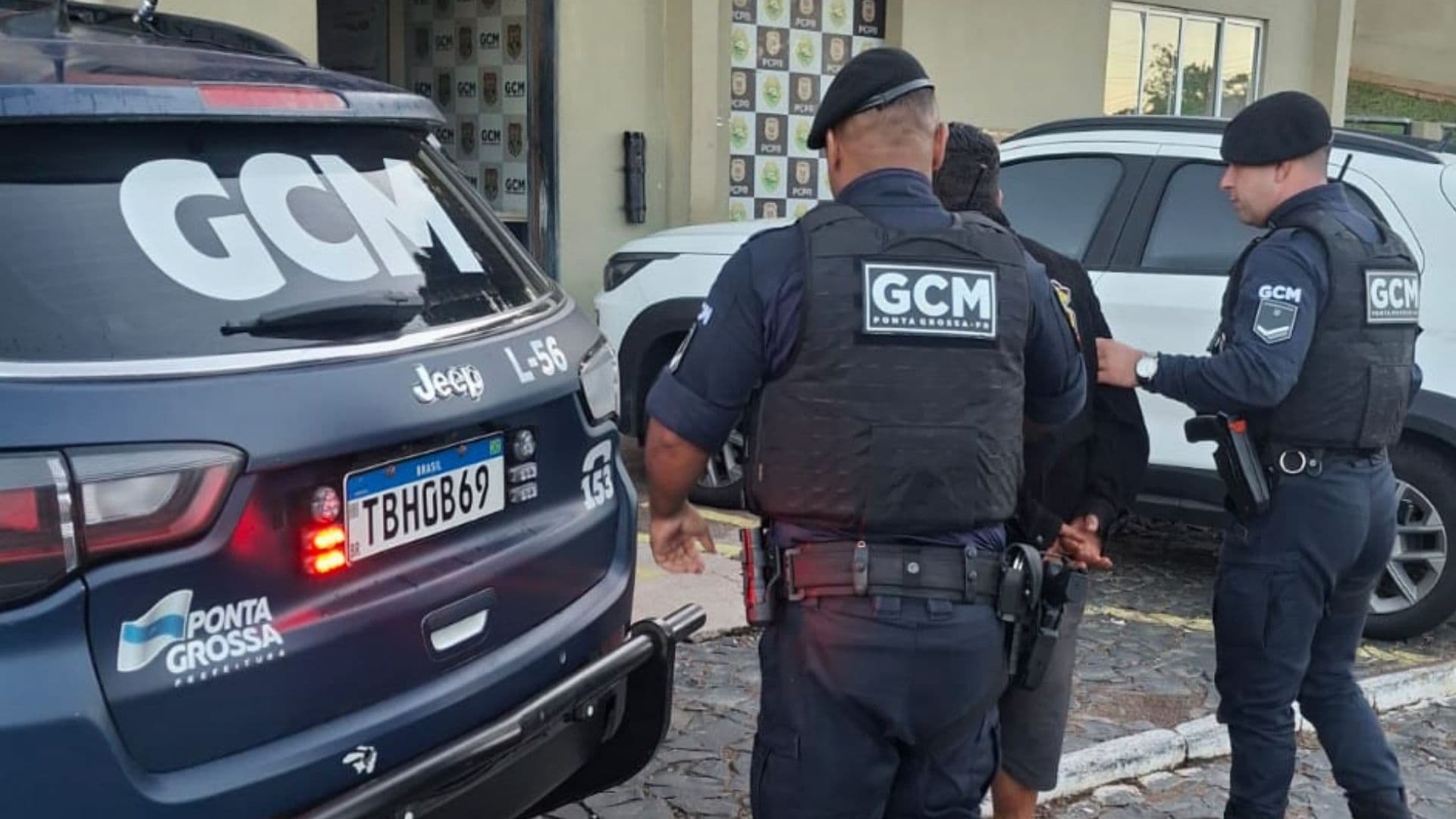 Homem espanca mulher na rua e é preso pela GCM GOLF em PG