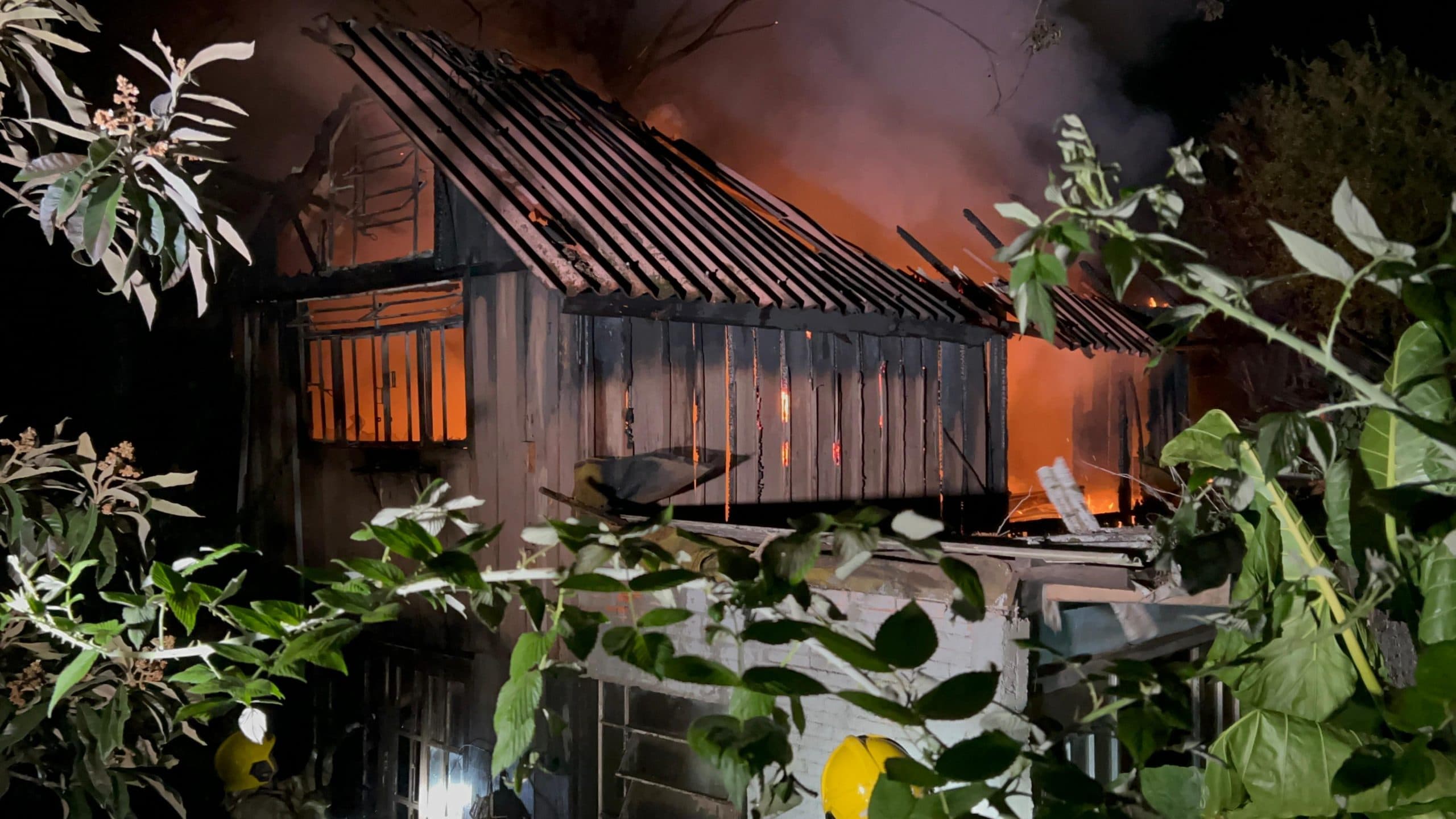 Casa de madeira pega fogo e fica destruída em Ponta Grossa