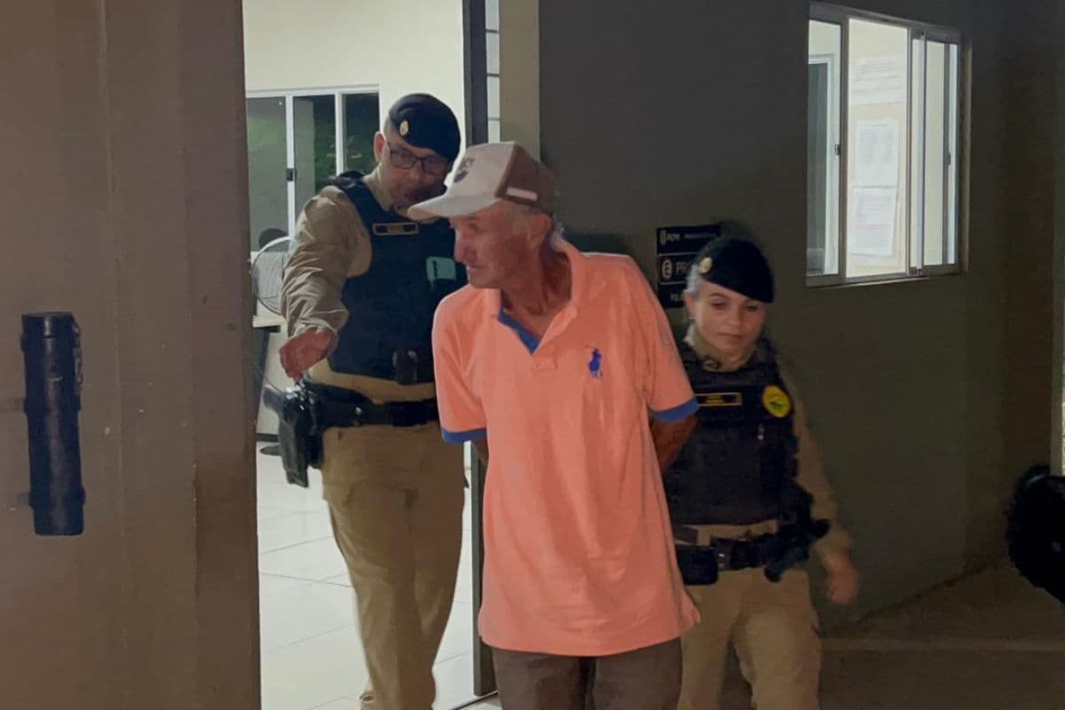 Homem é preso após ser flagrado filmando adolescentes dentro de ônibus em Ponta Grossa