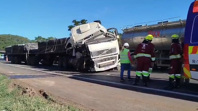 Grave acidente na BR-376 envolve três caminhões e mobiliza socorro