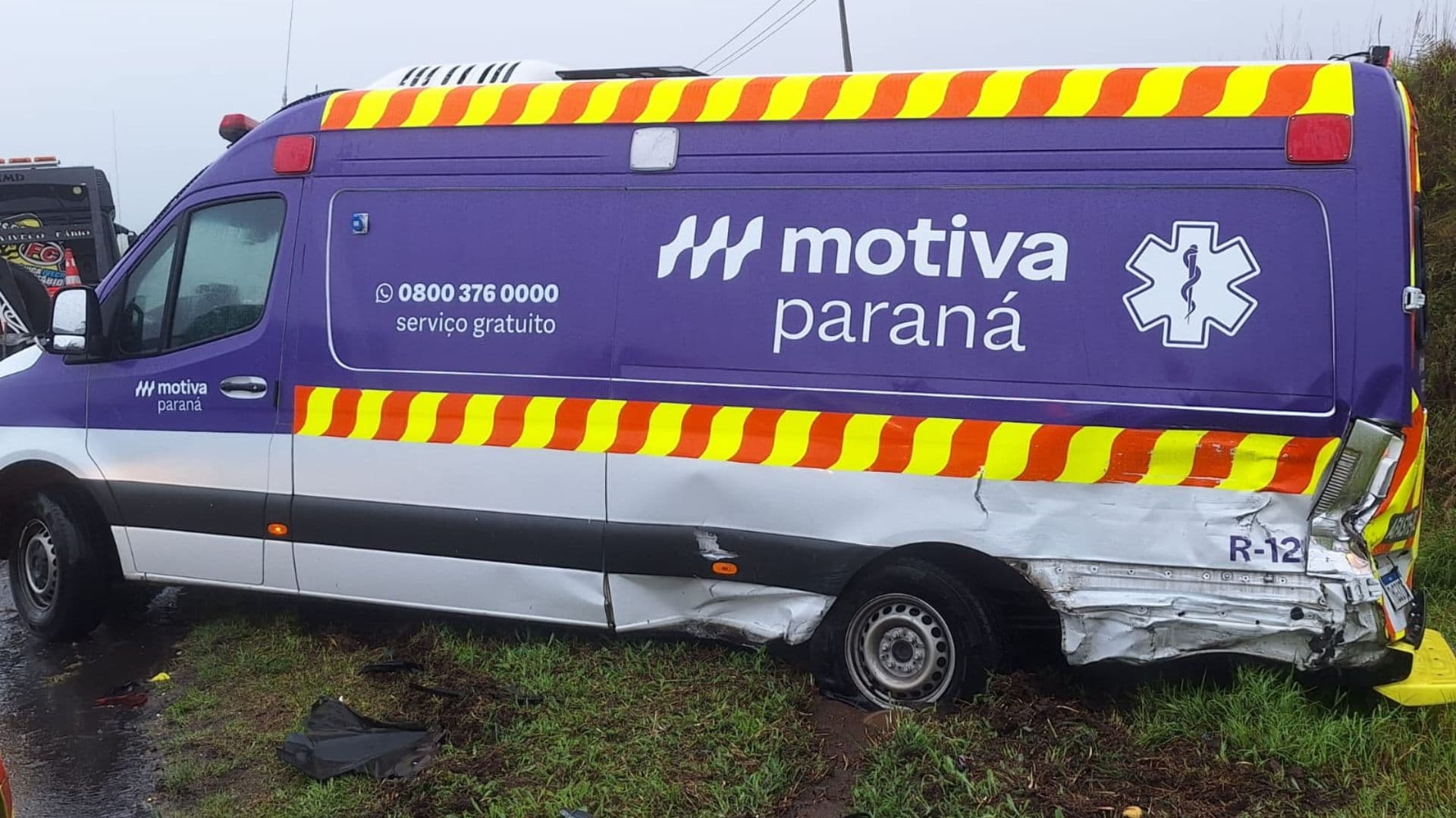 Ambulância é atingida durante atendimento de acidente na BR-376 em Ponta Grossa