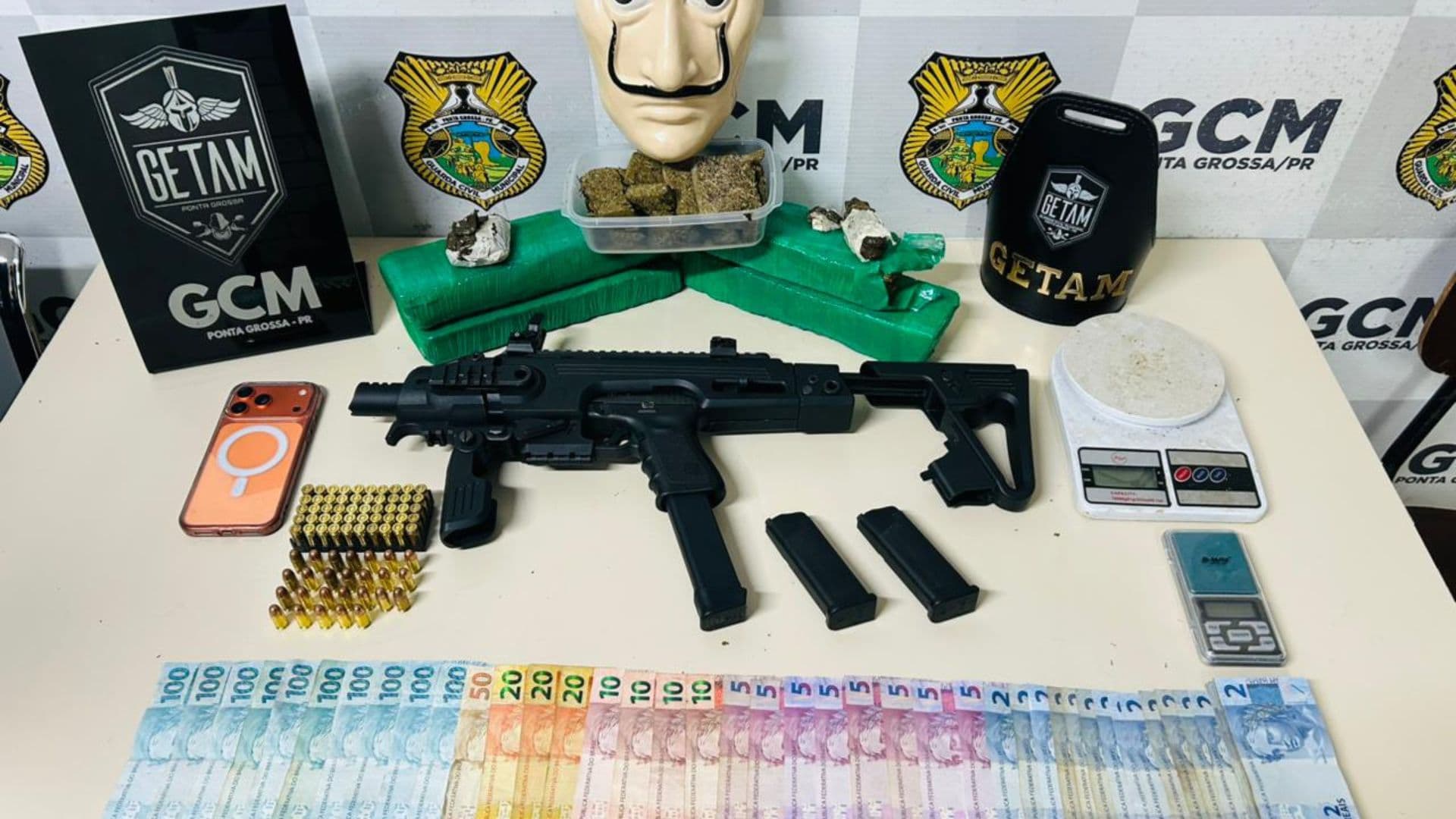 GETAM apreende drogas, dinheiro e pistola com acessório semelhante a submetralhadora em PG