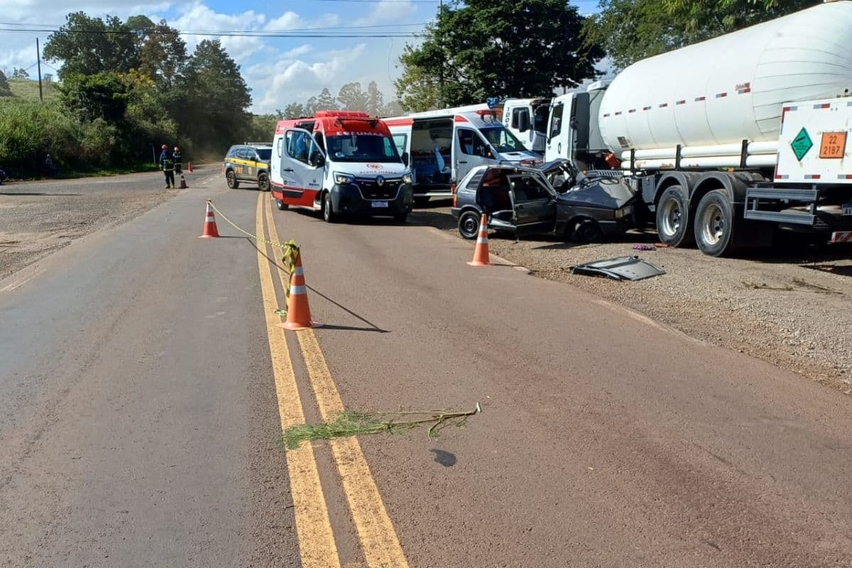 Casal de idosos morre após carro ser atingido por caminhão na BR-369 em Jandaia do Sul