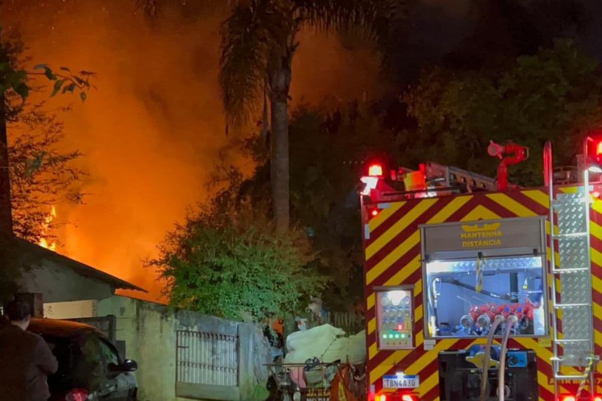 Homem vai ligar a TV e residência pega fogo em Ponta Grossa