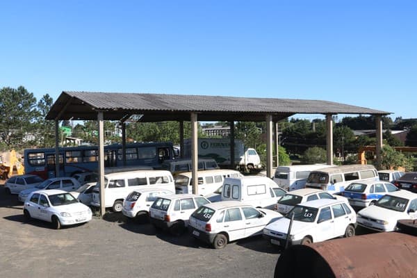 Prefeitura vai leiloar veículos, máquinas e sucatas; veja lista completa
