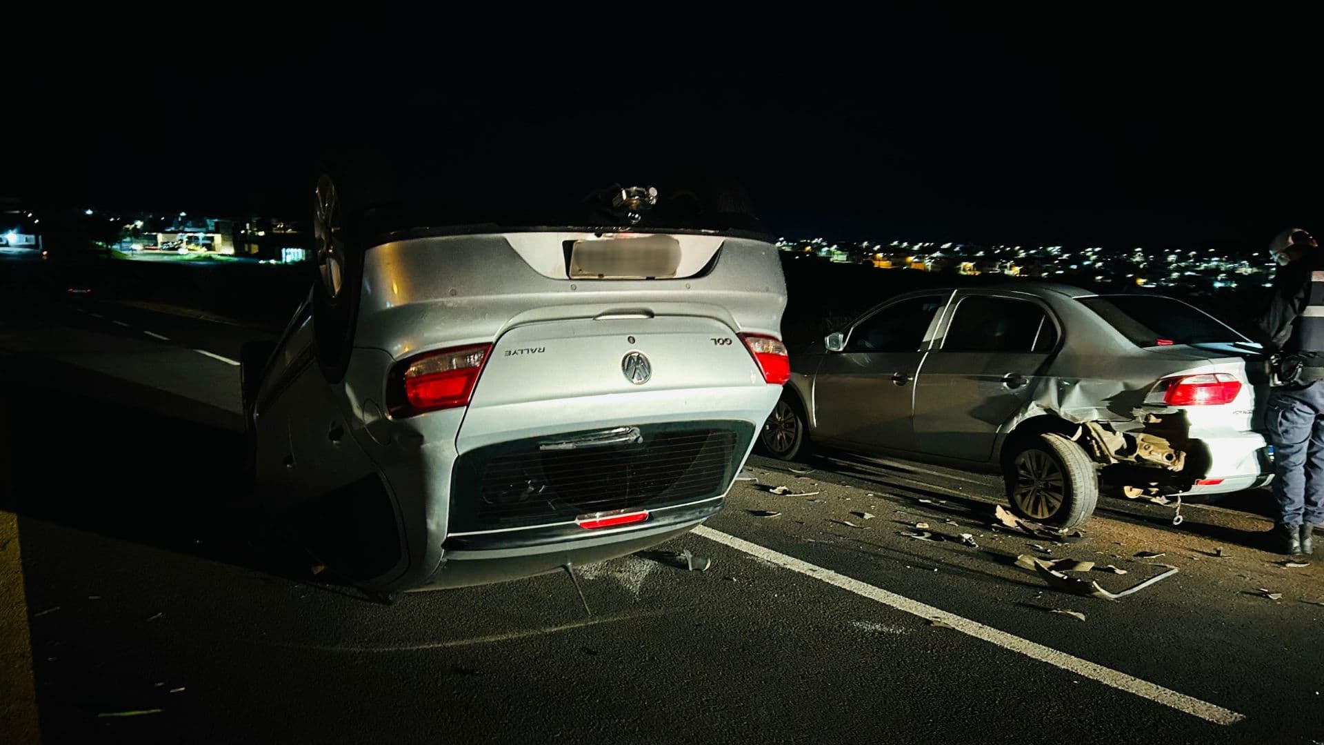 Motorista capota carro após colidir com veículo estacionado em Ponta Grossa