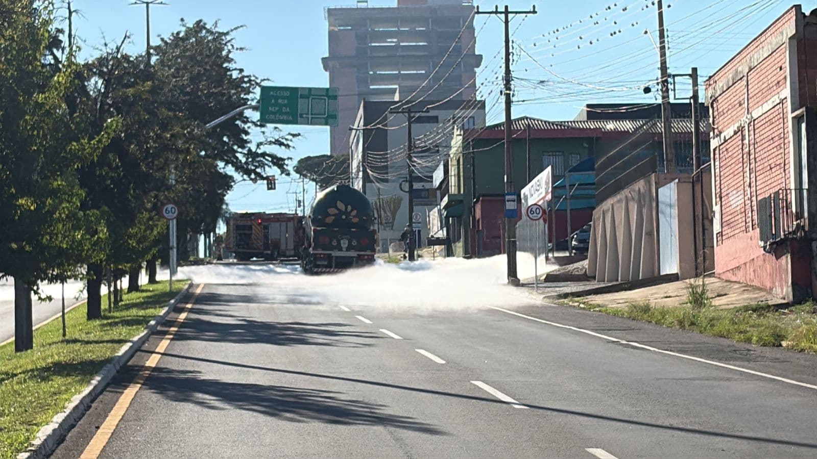 Agora: Bombeiros controlam vazamento de gás de caminhão em Ponta Grossa