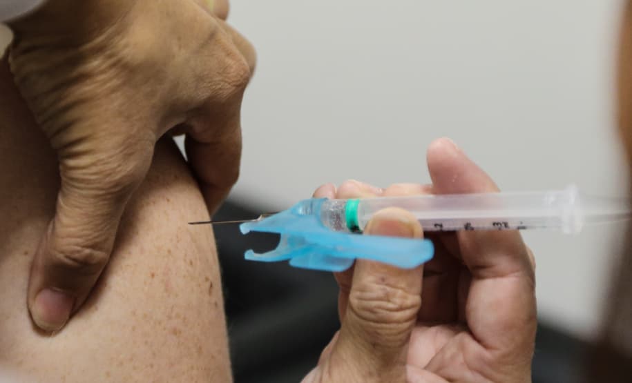 Vacinação contra a gripe no Paraná será aberta para o público na segunda (29)