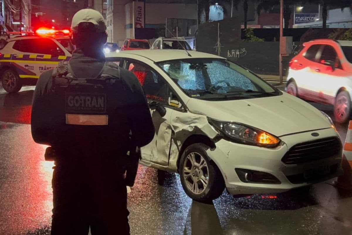 Carros batem no Centro de PG e dois pedestres acabam atropelados após colisão