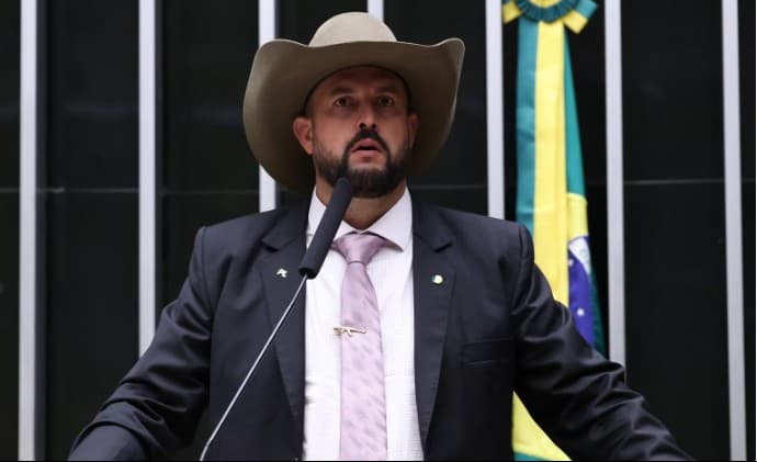 Câmara aprova MP que reforça piso do frete e prevê anistia a multas de caminhoneiros