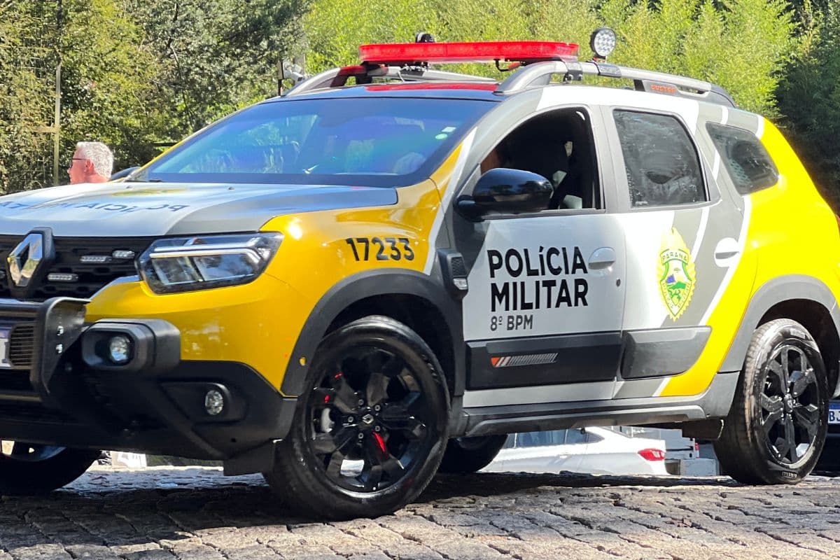 Motociclista aponta arma para mulher na porta de casa em PG