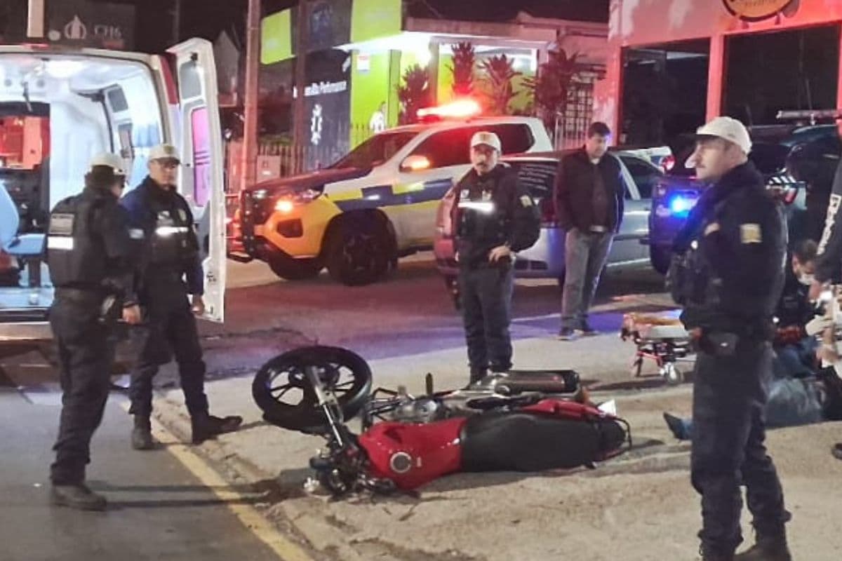 Motociclista é atingido por carro após motorista avançar sinal vermelho em PG