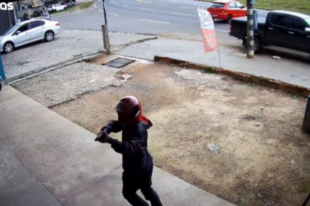 Imagens mostram momento em que homem ataca barbearia a tiros em Ponta Grossa