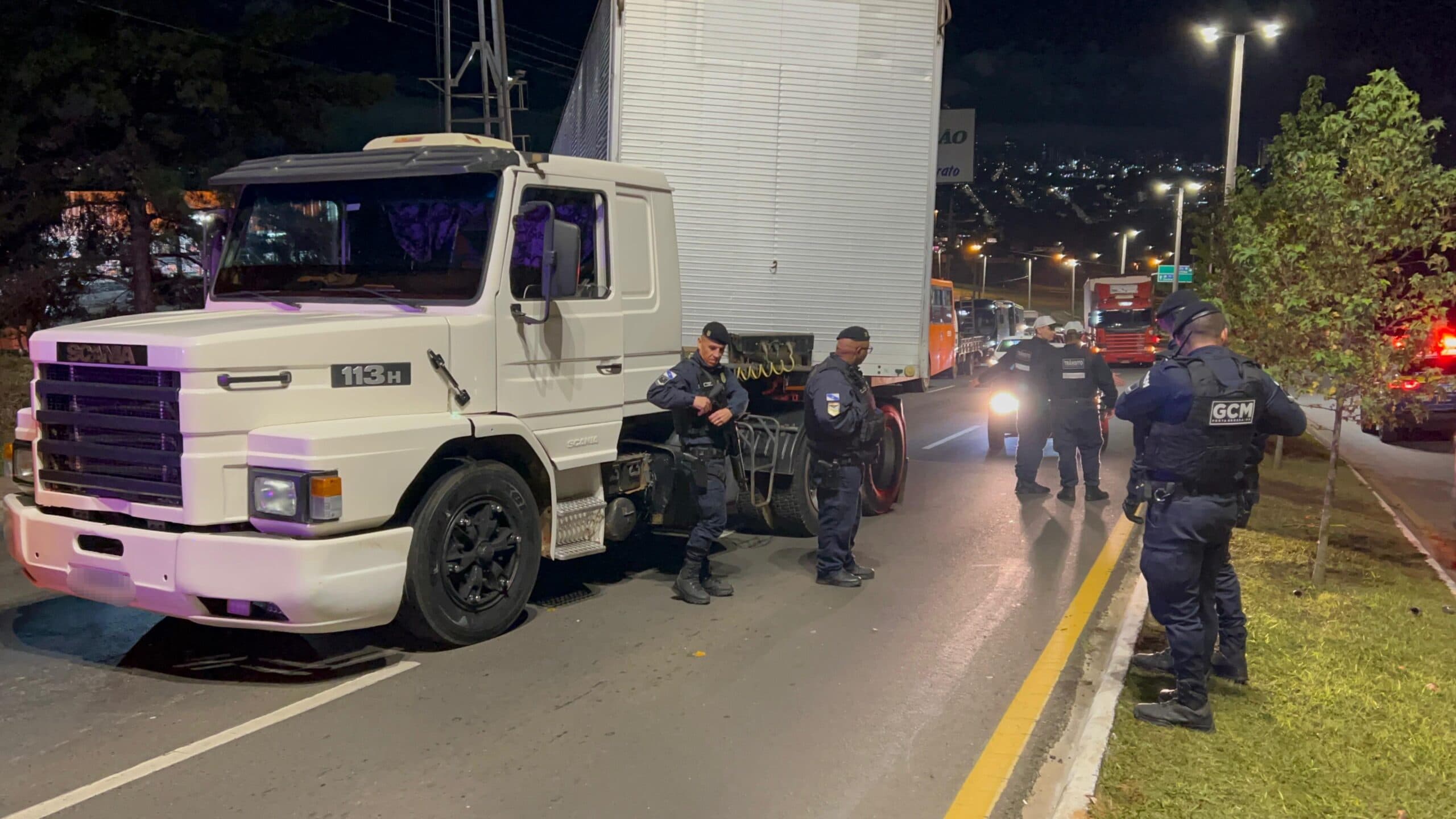 Motorista de caminhão embriagado é preso após provocar bloqueio em avenida de Ponta Grossa