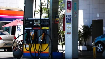 Gasolina fica mais barata e ajuda a segurar inflação de maio, aponta IBGE