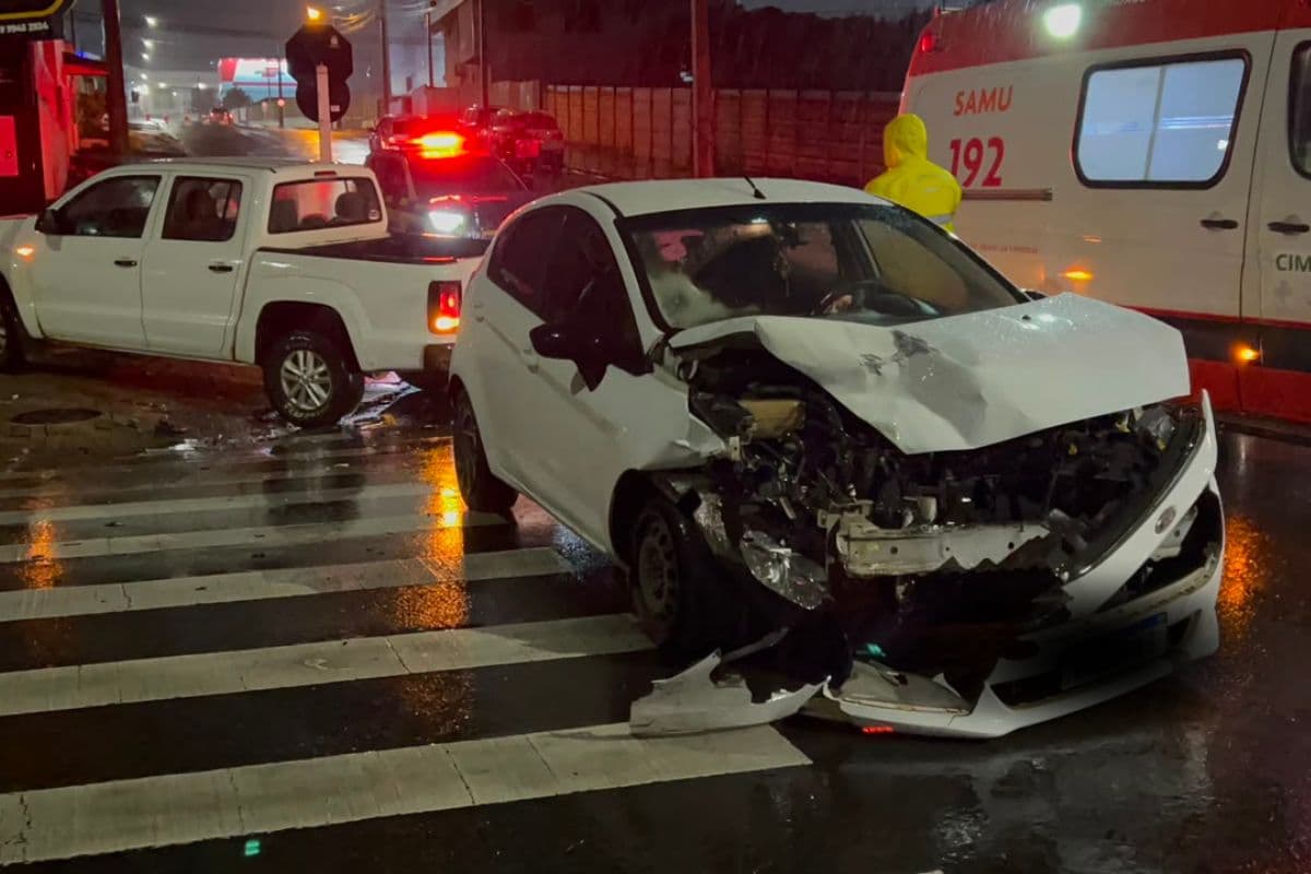 Colisão entre Fiesta e Amarok mobiliza SAMU após avanço de preferencial em Uvaranas