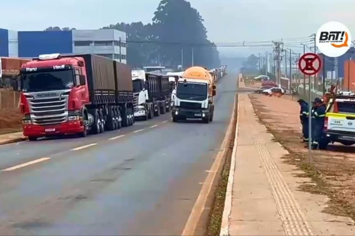 Fila de caminhões no Distrito Industrial de Ponta Grossa gera transtornos
