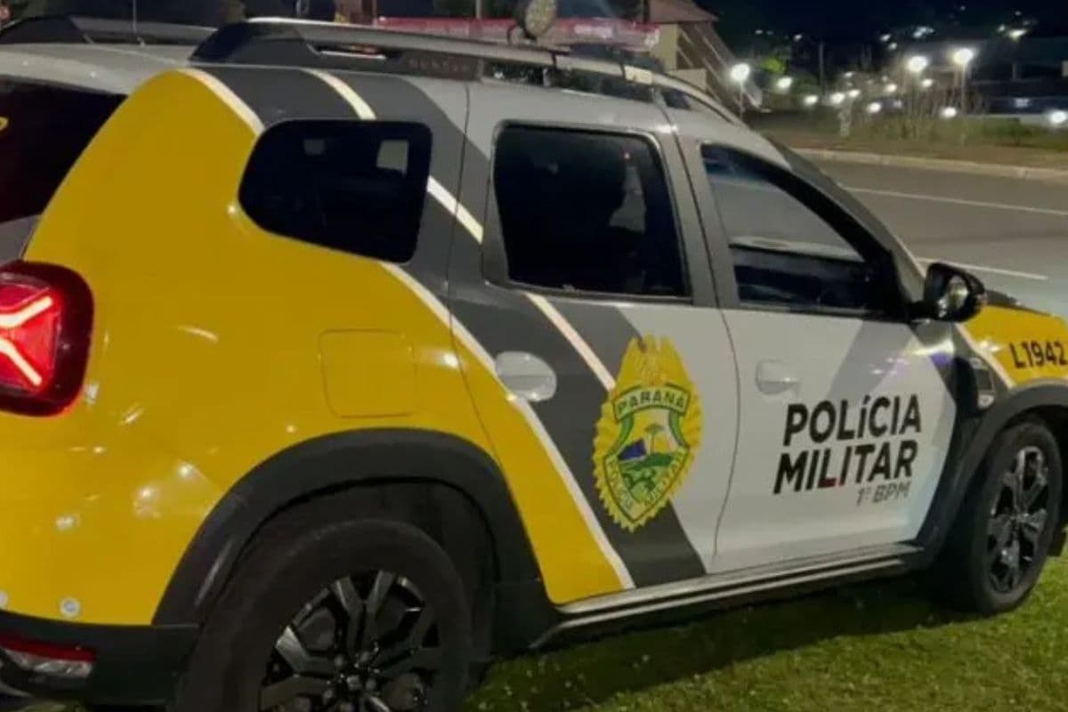 Um homem com mandado de prisão em Ponta Grossa foi detido pela Polícia Militar na tarde desta quarta-feira (10), durante uma abordagem realizada pela equipe do Grupo de Operações de Trânsito (GOTRAN), na região da Colônia Dona Luiza. De acordo com as informações repassadas pela Polícia Militar, a ocorrência foi registrada por volta das 15h, enquanto os policiais realizavam ações de fiscalização e abordagens na região. Durante o procedimento, a equipe abordou um homem de 33 anos e realizou a consulta aos sistemas de segurança. Na verificação, os policiais identificaram que havia contra ele um mandado de prisão expedido pelo Poder Judiciário. Conforme a PM, a determinação judicial estava relacionada ao inadimplemento de pensão alimentícia. Com a confirmação da ordem judicial vigente, os policiais deram cumprimento ao mandado. Após receber voz de prisão, o homem foi encaminhado pelas equipes até a Casa de Custódia de Ponta Grossa, onde ficou à disposição da Justiça para os procedimentos cabíveis. O cumprimento do mandado de prisão em Ponta Grossa ocorreu durante o trabalho preventivo realizado pelas equipes policiais, que inclui abordagens e consultas de rotina como parte das ações de segurança pública no município. A Polícia Militar reforça que operações e fiscalizações realizadas em diferentes regiões da cidade contribuem para localizar pessoas com pendências judiciais e garantir o cumprimento de determinações expedidas pela Justiça. O caso foi registrado oficialmente e os demais encaminhamentos seguem sob responsabilidade dos órgãos competentes.