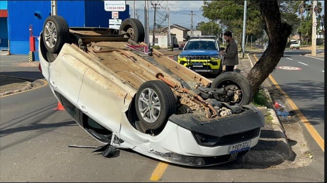 Carro bate em carreta, atinge árvore e capota na Visconde de Mauá em PG