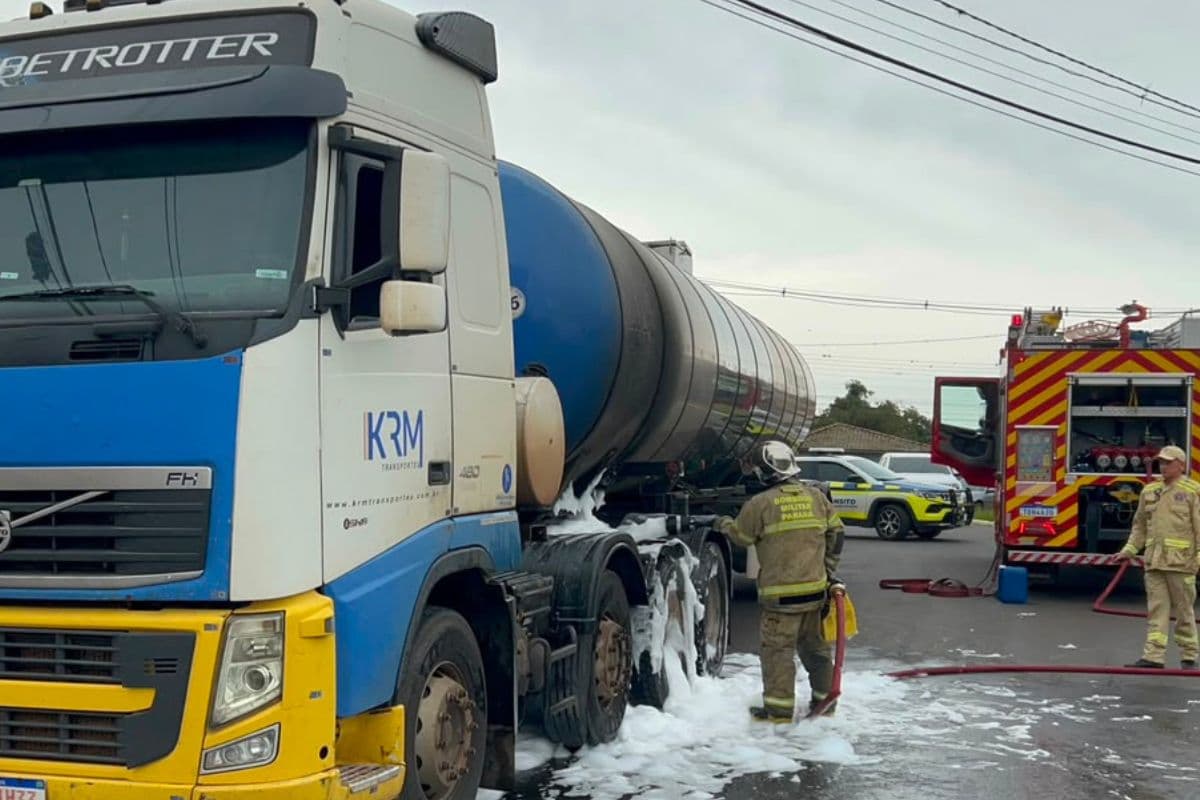 Caminhão pega fogo e mobiliza equipes do Corpo de Bombeiros em Ponta Grossa