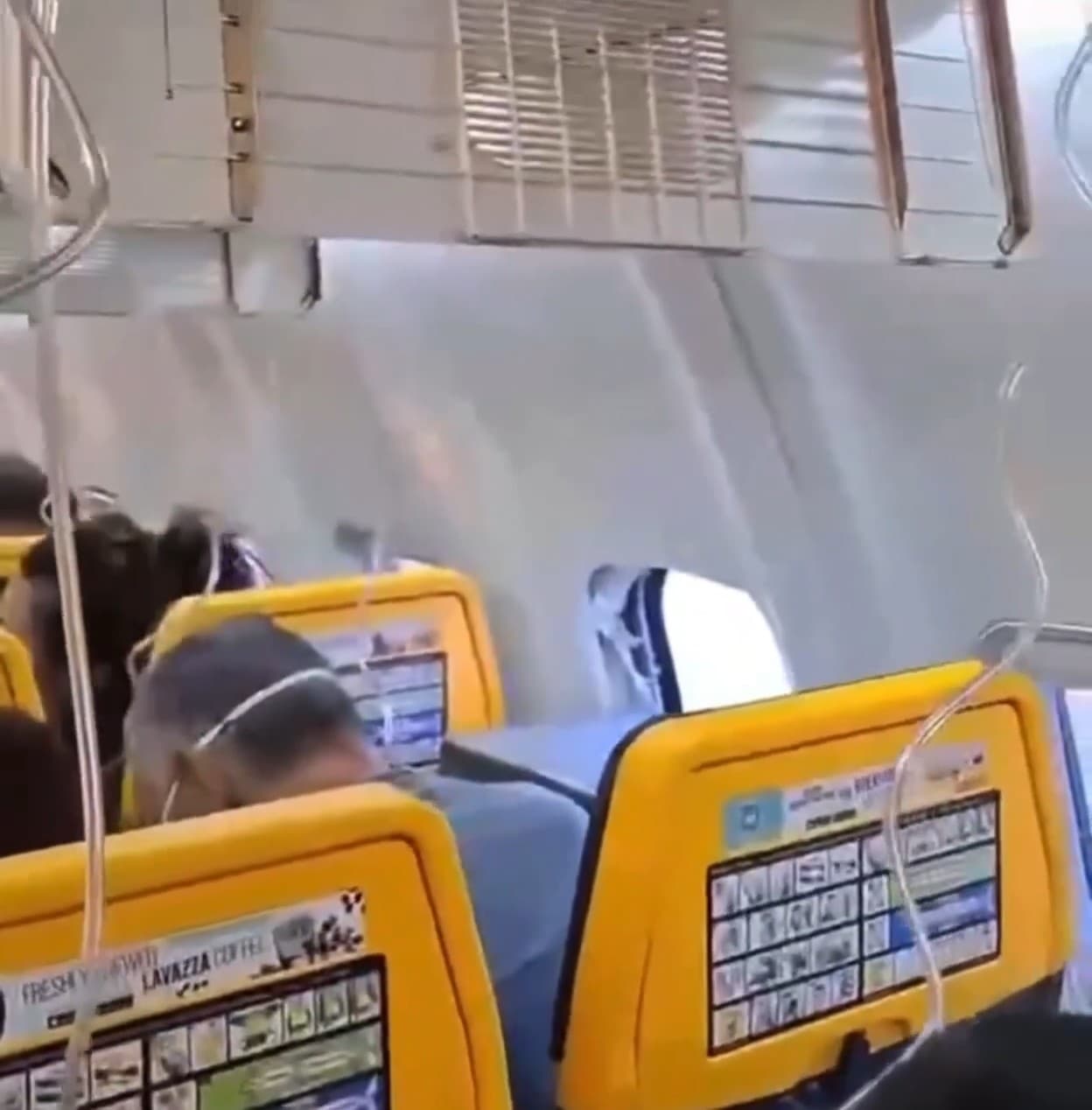 Passageiro sugado para fora de avião é segurado pela esposa