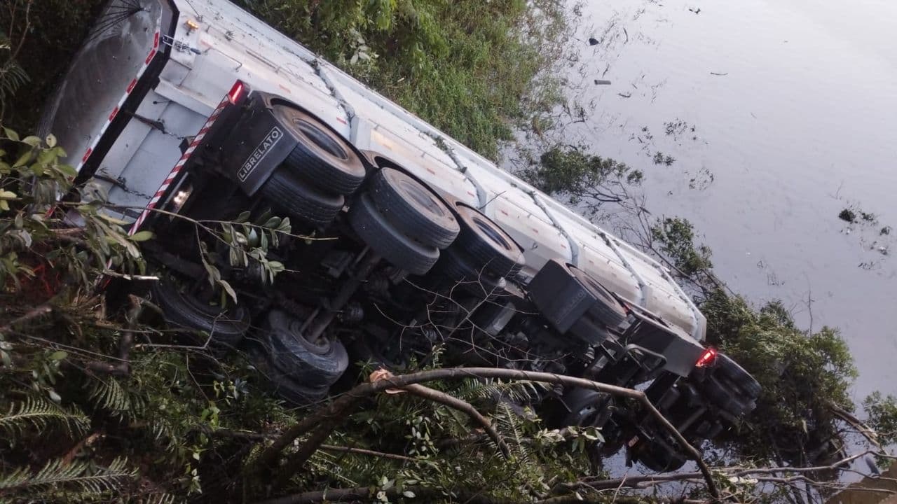 Caminhão sai da pista e cai em lago às margens da BR-376; vítima ainda não foi localizada