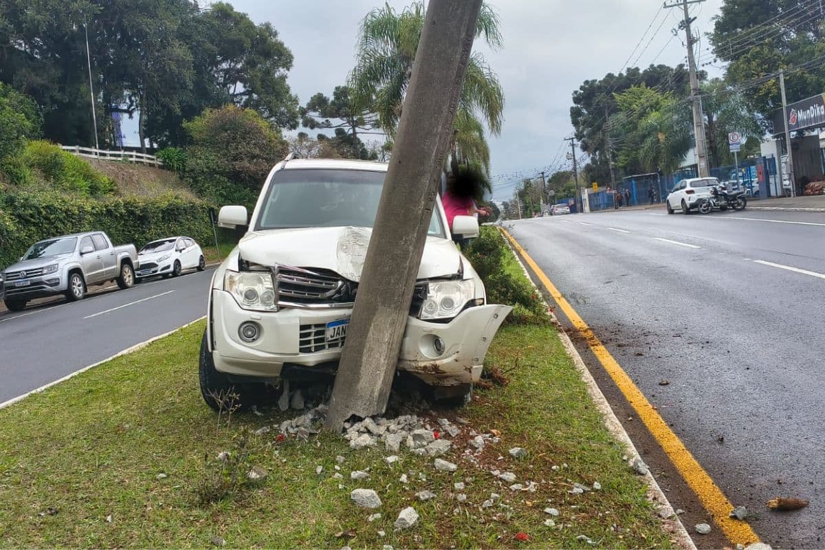 Motorista passa mal e bate Mitsubishi contra poste na Nova Rússia, em Ponta Grossa