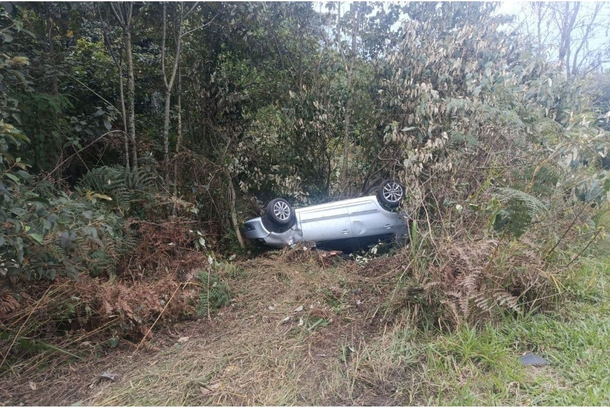 Motorista perde controle e carro capota na PR-151 em Jaguariaíva