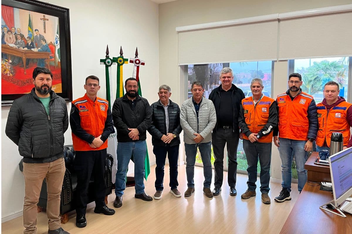 Prefeitos da AMCG se reúnem em Piraí do Sul e avaliam ações conjuntas após tornado atingir a região