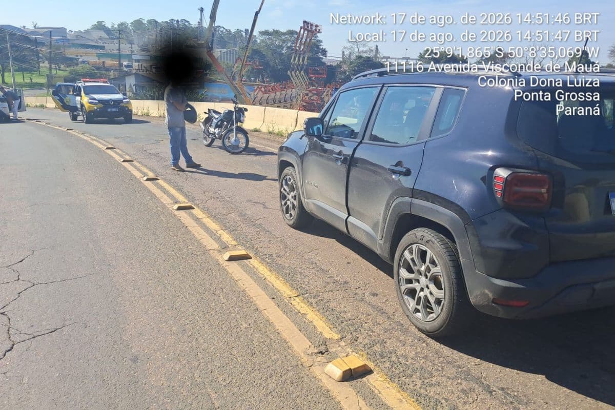 Carro e moto batem de frente na PR-151 e motociclista fica ferido em PG
