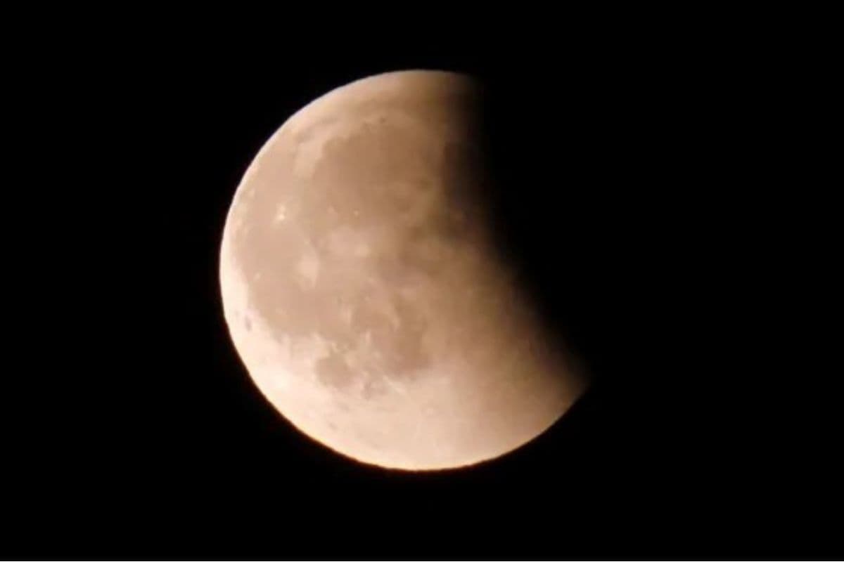 Eclipse parcial da madrugada transforma o céu do Brasil em espetáculo astronômico