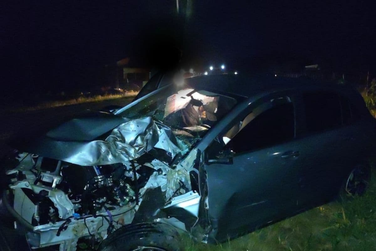 Idosa fica gravemente ferida após carro bater em árvore na PR-522, em Imbituva