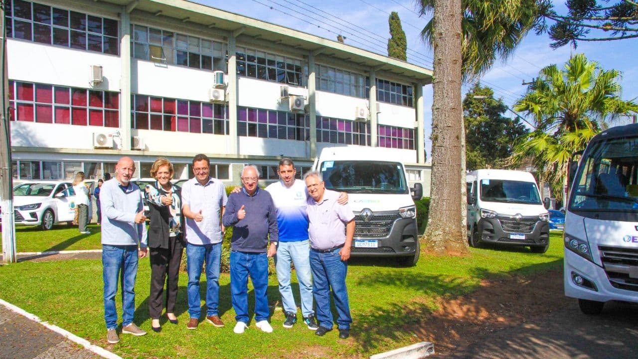 R$ 1,5 milhão: Castro entrega cinco novos veículos para reforçar serviços do município