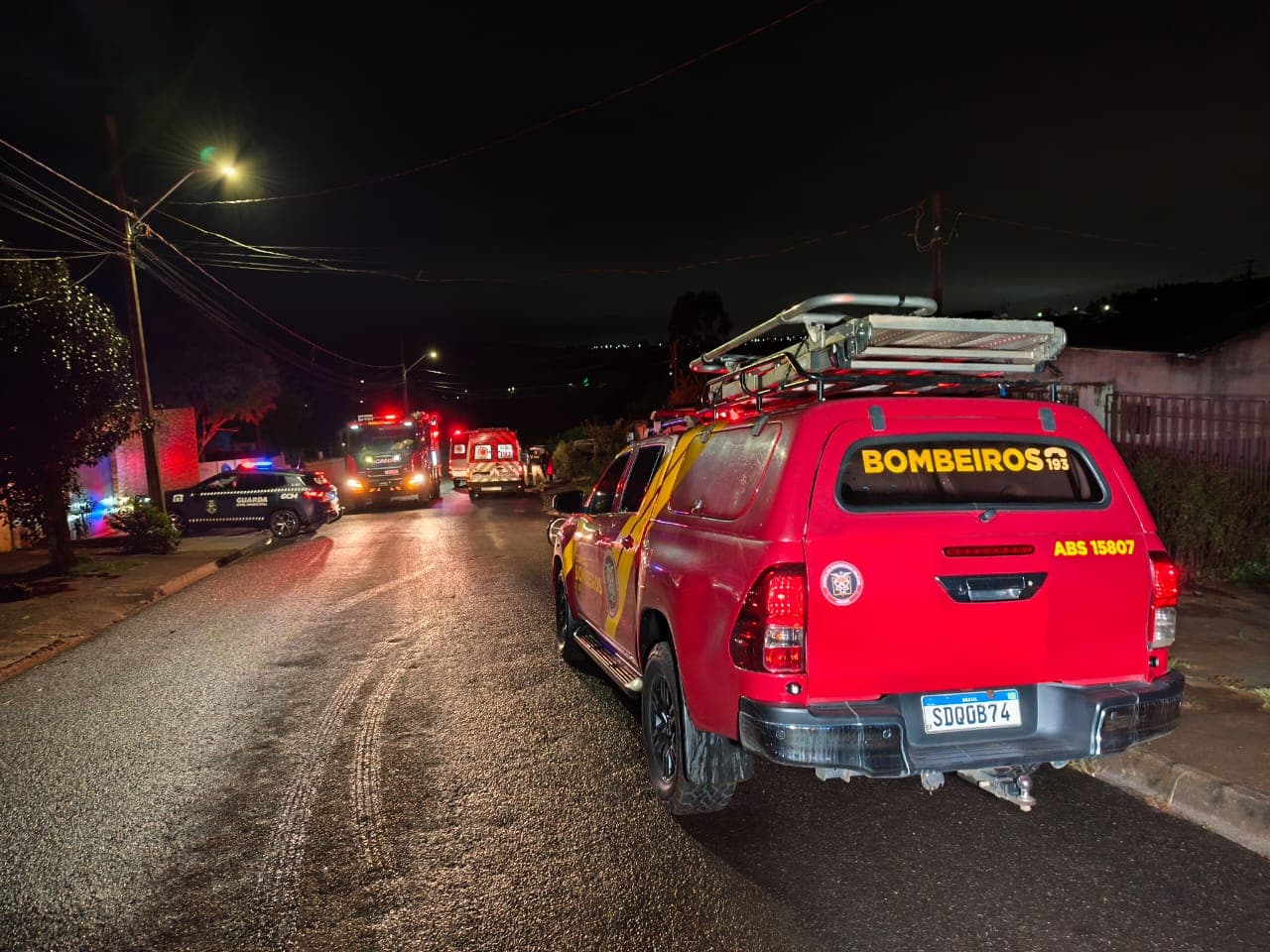 Homem é esfaqueado, tem carro roubado e casa incendiada em Ponta Grossa 
