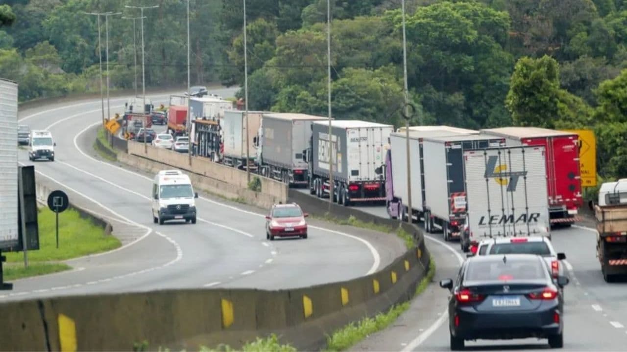 Quatro PMs viram réus por roubo a caminhoneiro na BR-376