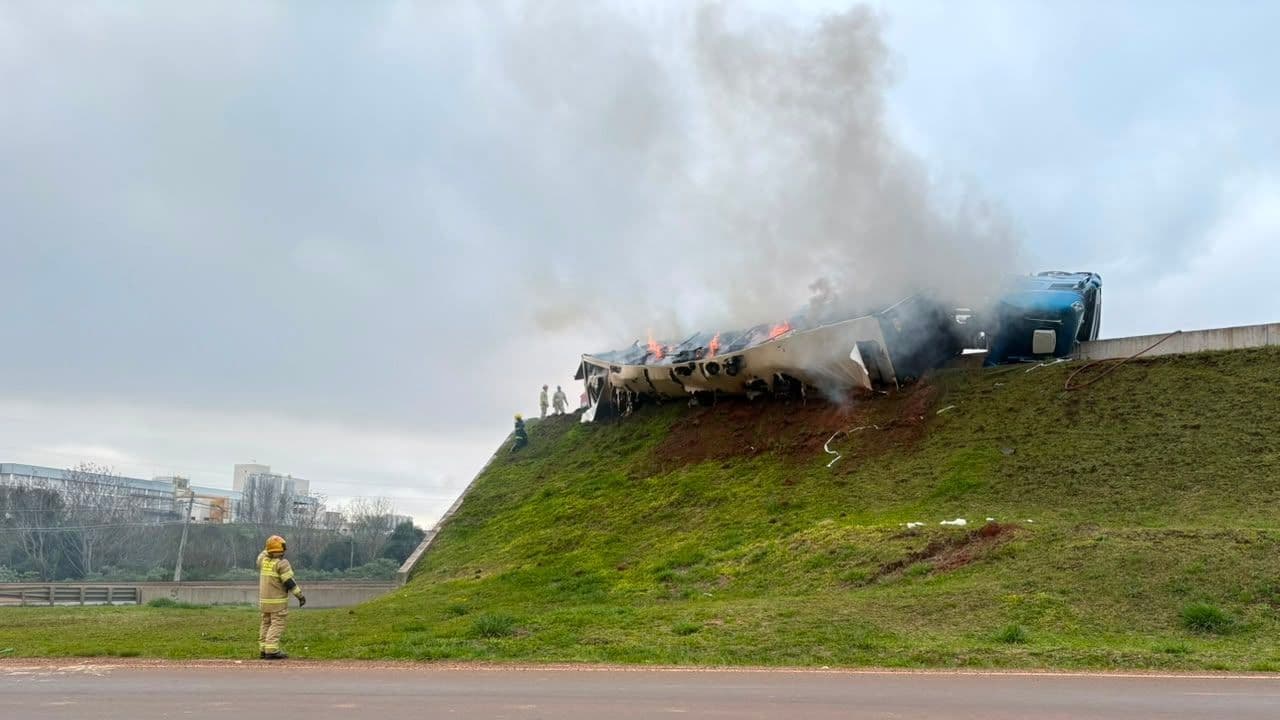 Vítima é resgatada 1 minuto antes de incêndio tomar conta de carga em PG; veja fotos