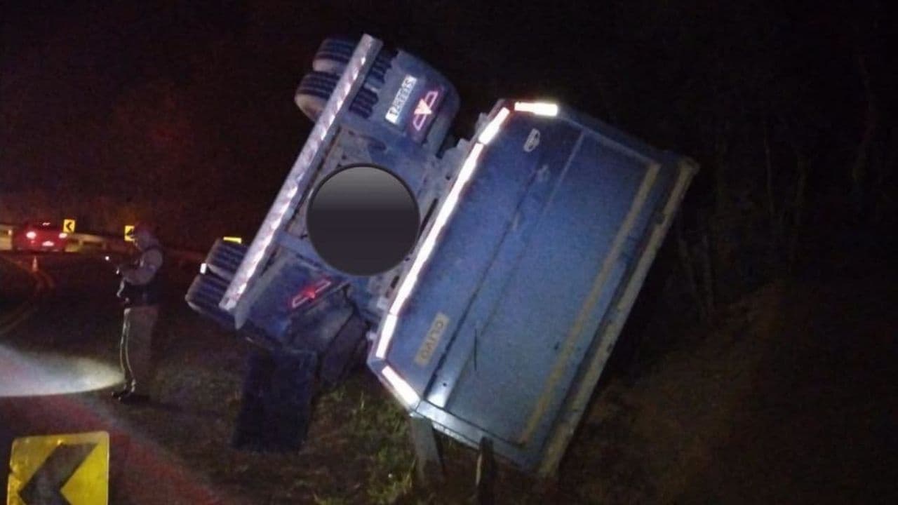Caminhão tomba na PR-487 em Ipiranga e deixa motorista ferido