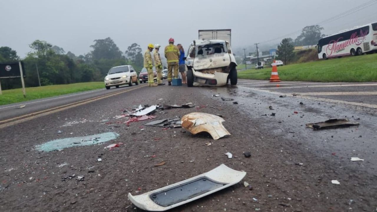 Engavetamento com cinco veículos deixa trânsito afetado na BR-277