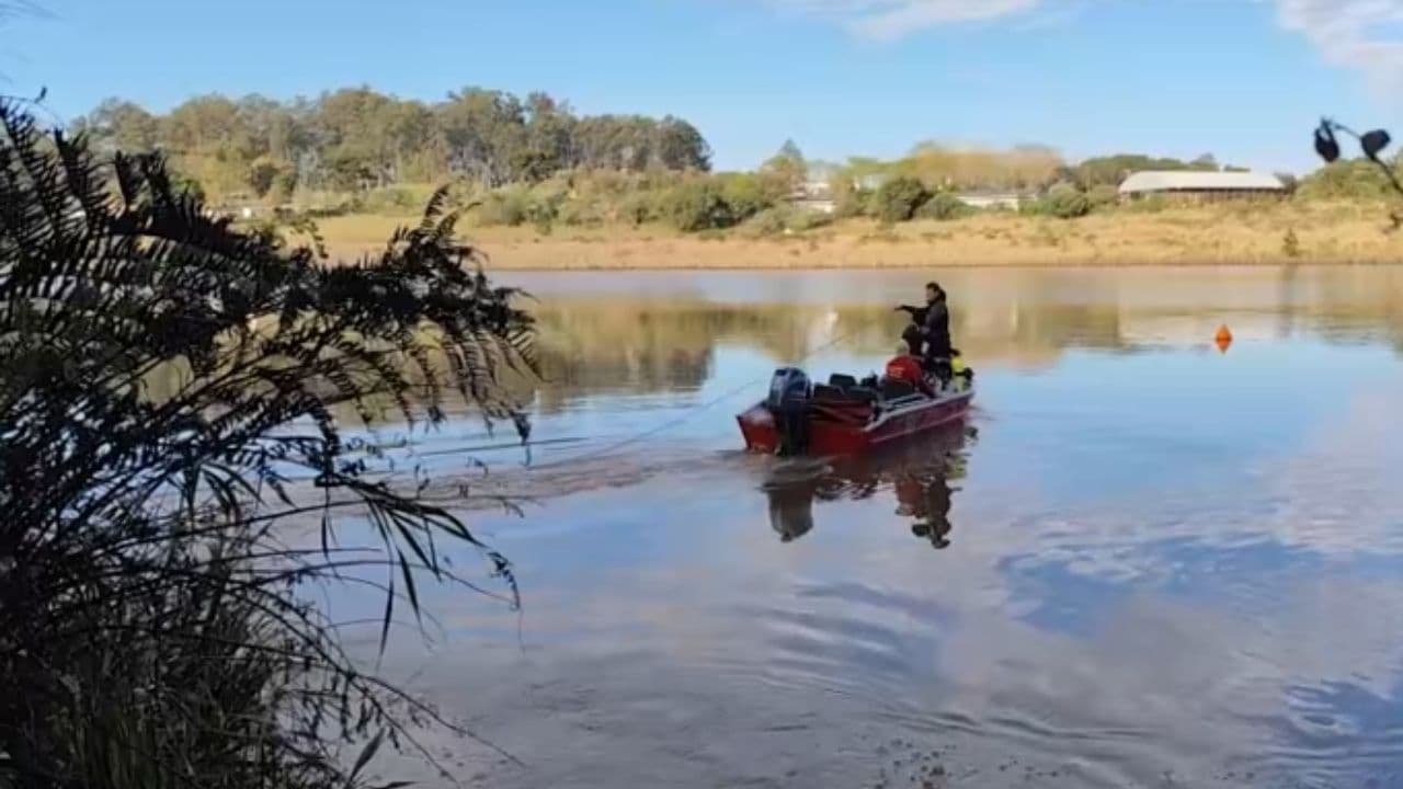 Homem desaparece após cair em lago no Paraná; buscas seguem