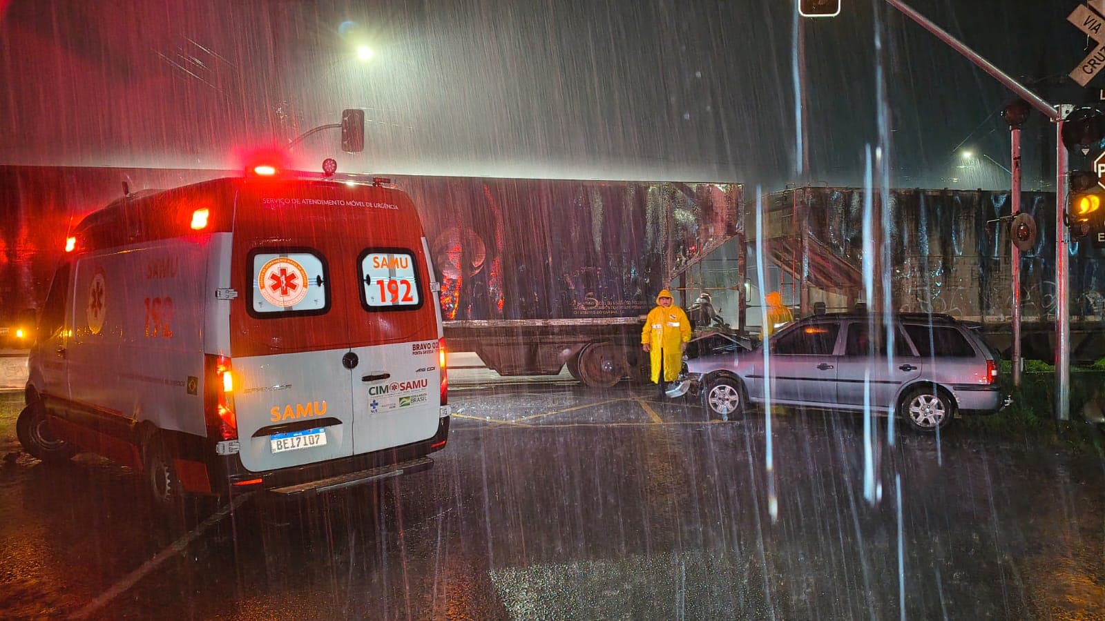 Trem atinge carro e deixa vítimas na Monteiro Lobato em Ponta Grossa