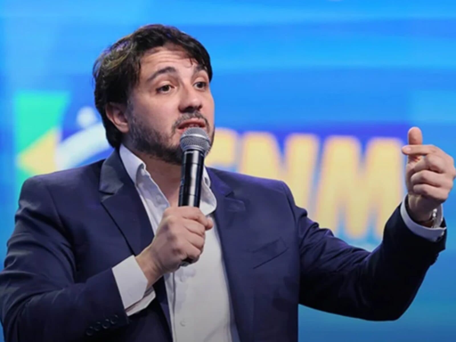 Defesa de Renan Santos pede urgência ao TSE após Toffoli