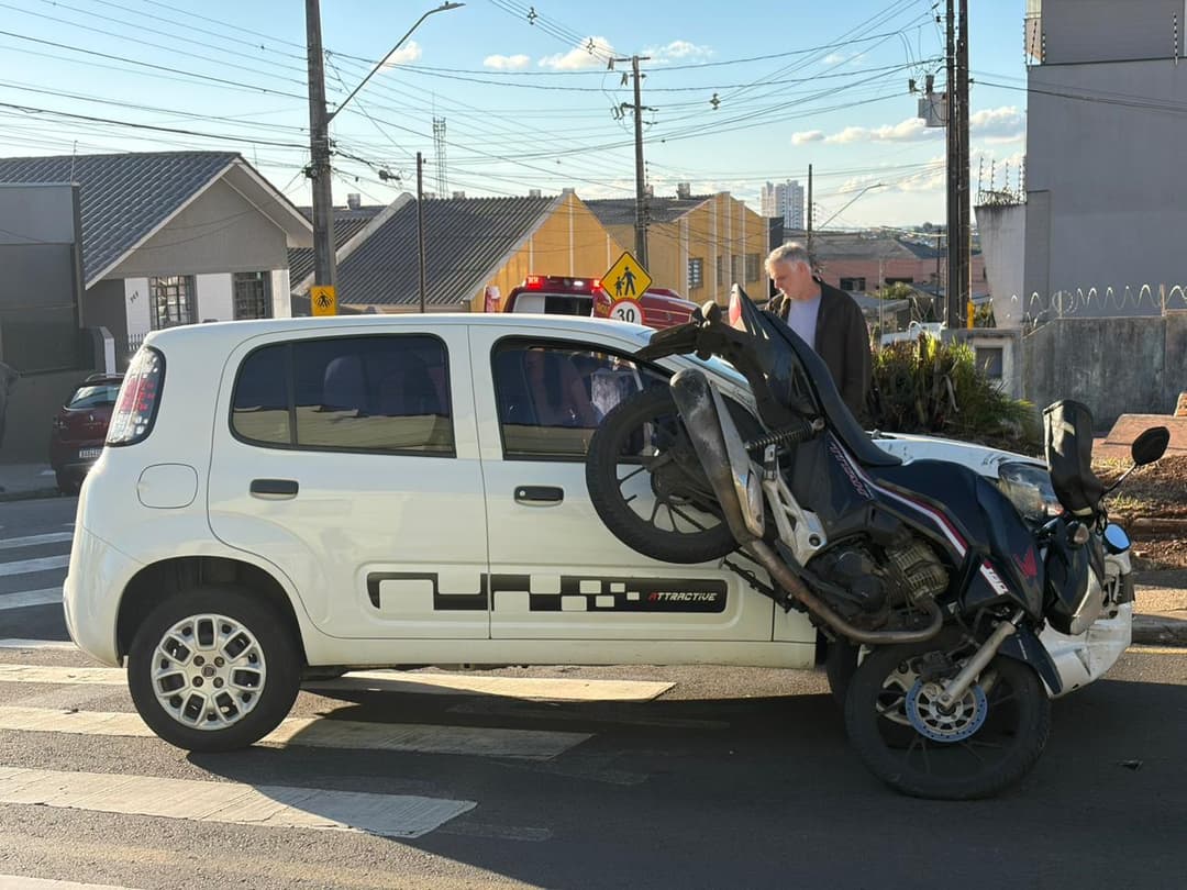 Moto fica 'em pé' sobre capô de carro após acidente em Ponta Grossa