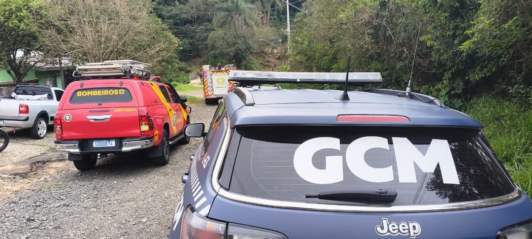 Homem teria trancado esposa grávida e crianças antes de colocar fogo em móveis de casa em PG