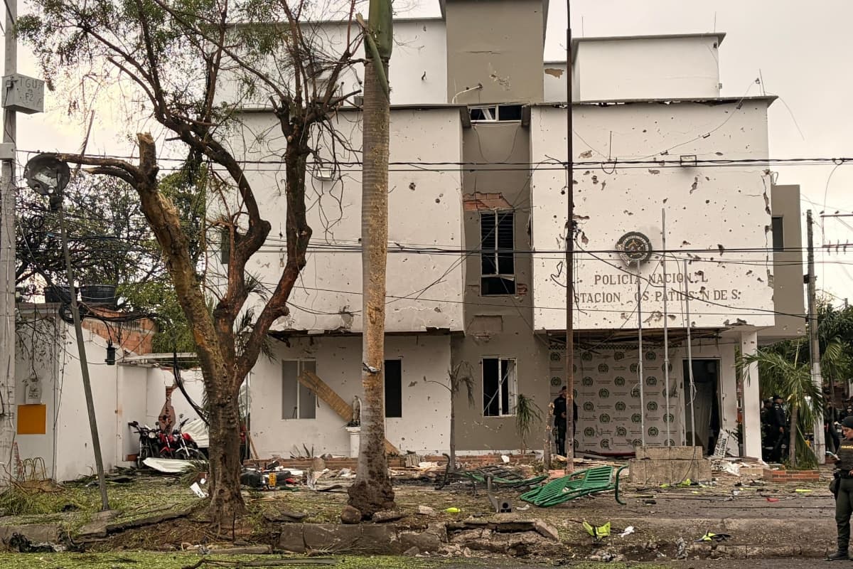 Carro-bomba explode em delegacia na Colômbia e mata um