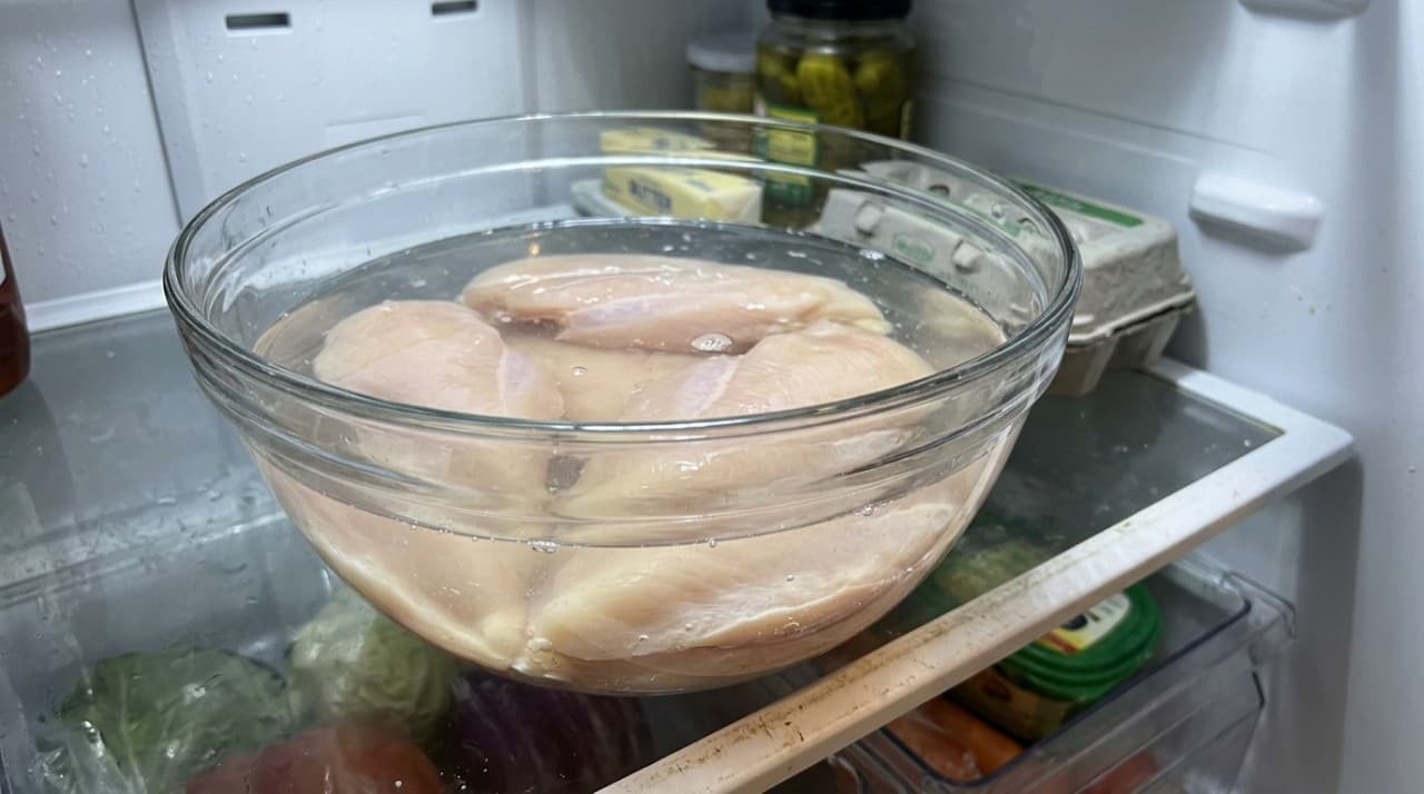Salmoura simples deixa peito de frango mais suculento