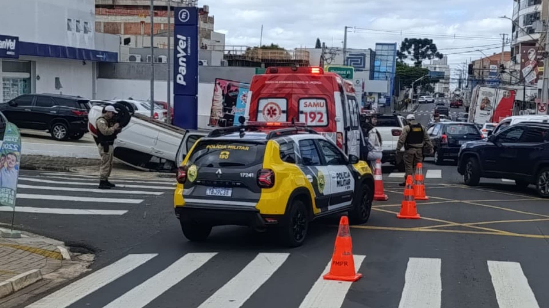 Carro capota após colisão com camionete na Vila Estrela, em Ponta Grossa