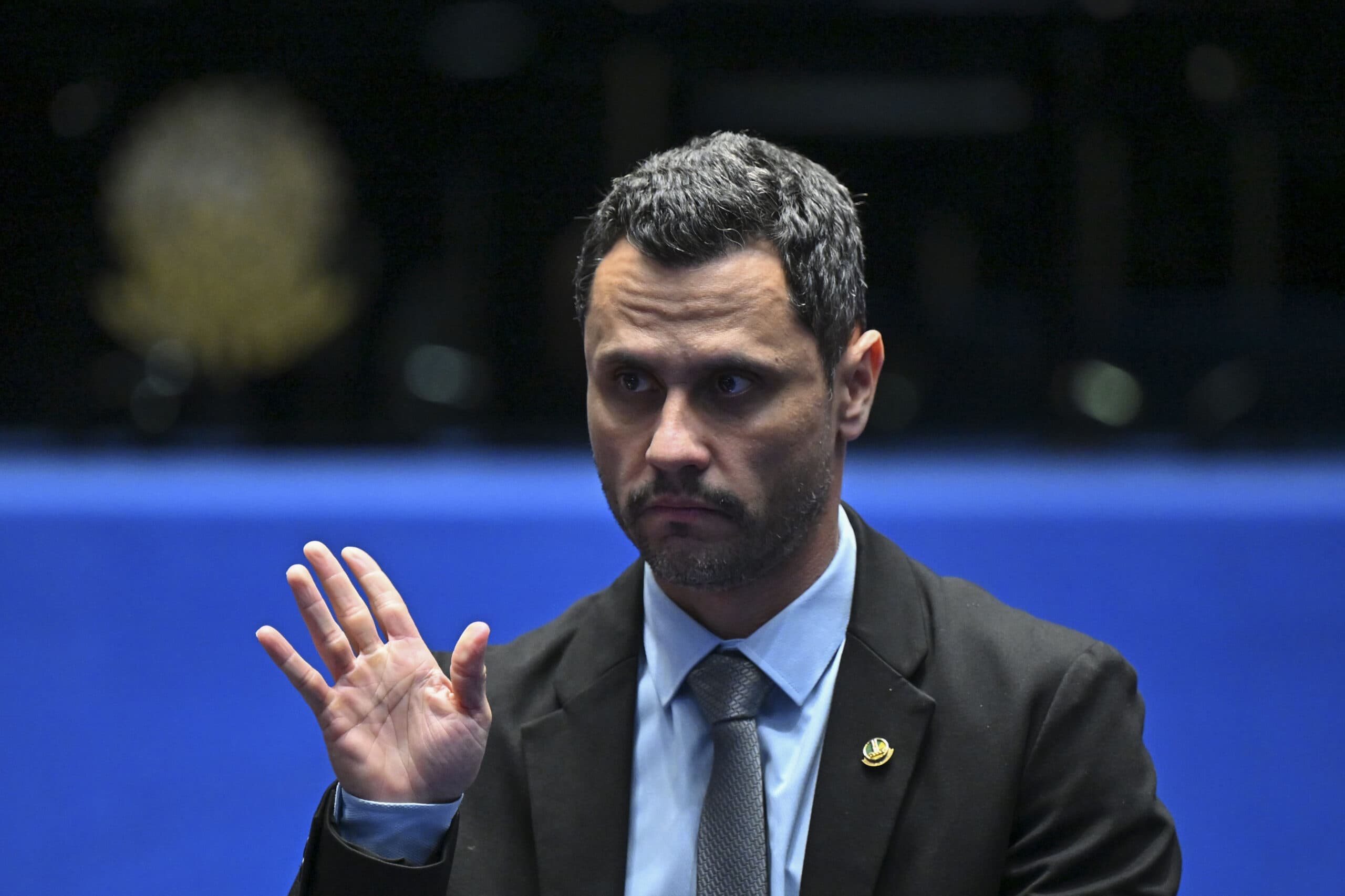 Cleitinho passa mal após discurso no Senado e cancela ato